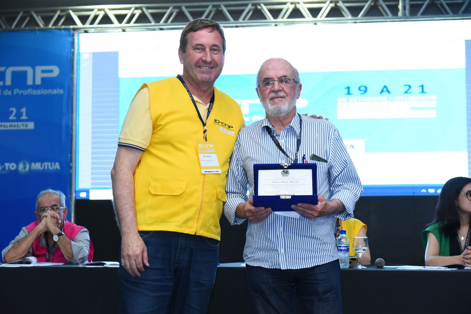 Idealizador do CNP e do Código de Ética Profissional, o engenheiro eletricista Edison Macedo foi homenageado pelo CNP